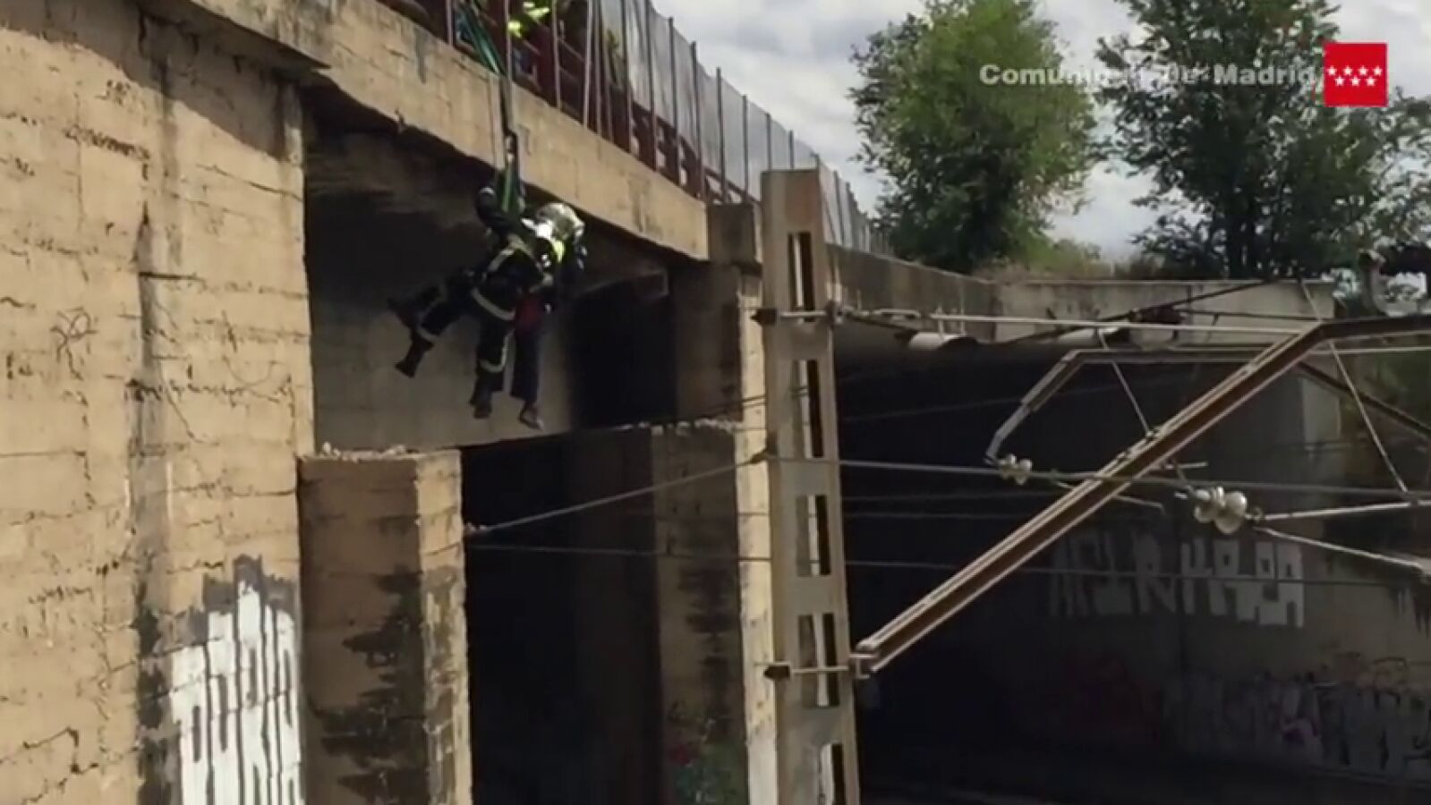 Un trabajador queda suspendido sobre las vías del tren tras una descarga eléctrica 