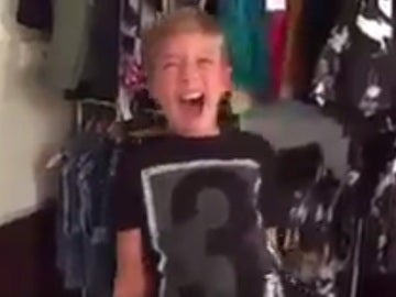Un niño se emociona tras recibir una camiseta y el carné del Betis