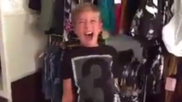 Un niño se emociona tras recibir una camiseta y el carné del Betis
