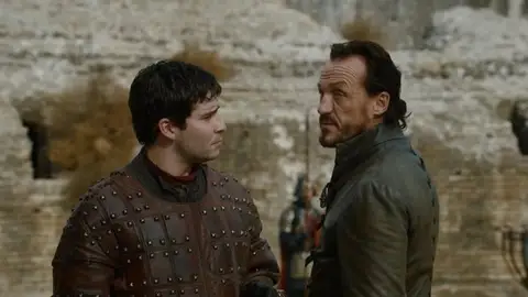 Bronn se lleva a Podrick de cervezas en 'Juego de Tronos' Bronn se lleva a Podrick de cervezas en 'Juego de Tronos'