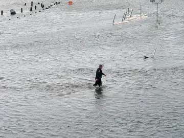 Un agente de policía atraviesa las inundaciones provocadas por la tormenta 'Harvey' en Texas Un agente de policía atraviesa las inundaciones provocadas por la tormenta 'Harvey' en Texas