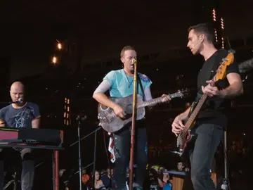 Coldplay interpretando su nuevo tema 'Houston' Coldplay interpretando su nuevo tema 'Houston'