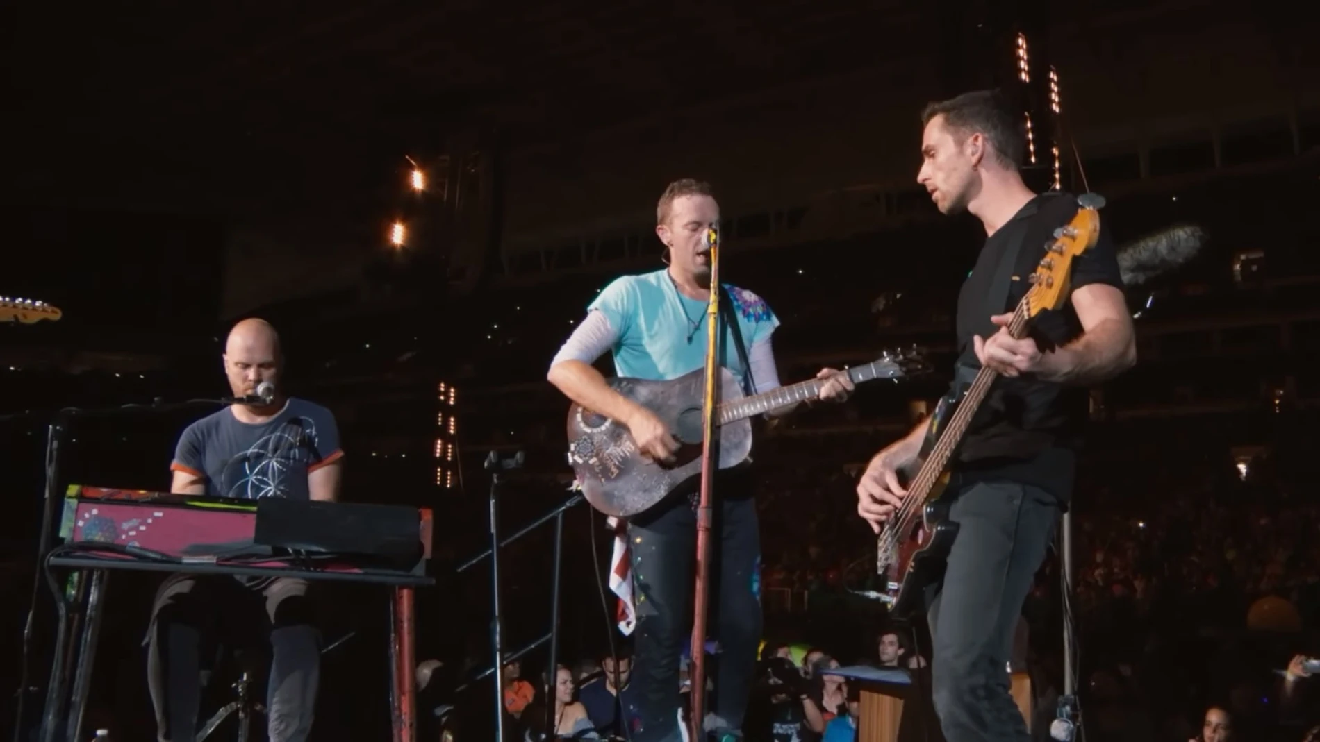 Coldplay interpretando su nuevo tema 'Houston' Coldplay interpretando su nuevo tema 'Houston'