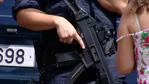 Las principales ciudades españolas refuerzan las medidas de seguridad en los puntos más transitados Las principales ciudades españolas refuerzan las medidas de seguridad en los puntos más transitados