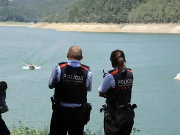 Los Mossos d'Esquadra y los Bomberos buscan a los desaparecidos en el pantano de Susqueda (Girona) Los Mossos d'Esquadra y los Bomberos buscan a los desaparecidos en el pantano de Susqueda (Girona)