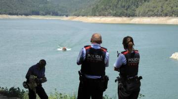 Los Mossos d'Esquadra y los Bomberos buscan a los desaparecidos en el pantano de Susqueda (Girona) 