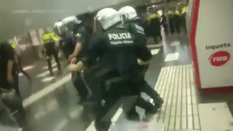 La Guardia Urbana y los manteros se enfrentan en la estación de metro de Plaza Cataluña La Guardia Urbana y los manteros se enfrentan en la estación de metro de Plaza Cataluña