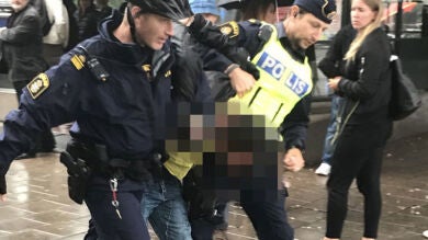 Un hombre armado con un cuchillo ataca a la Policía en una plaza de Estocolmo