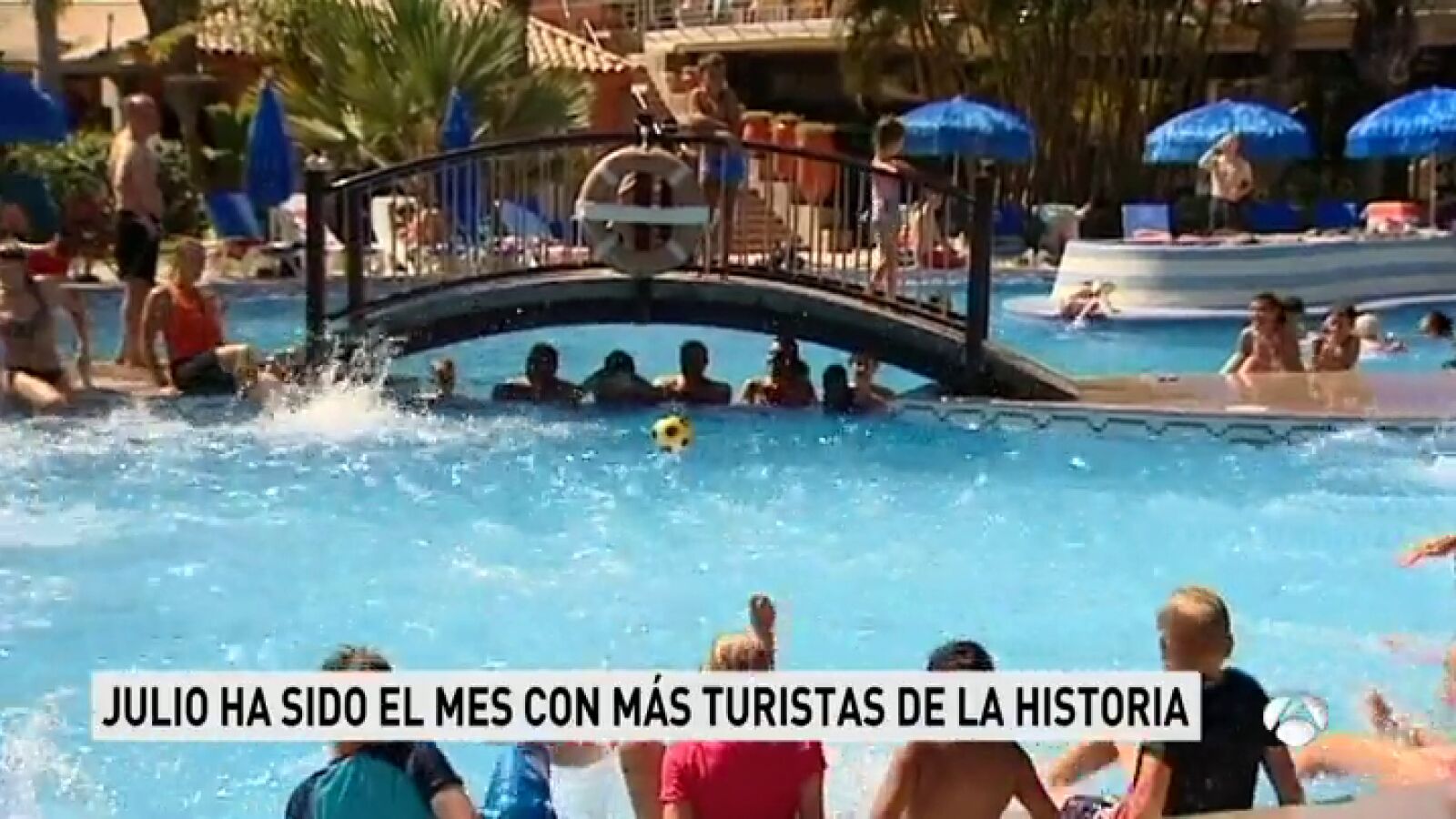 España rebasa por primera vez en julio la barrera de 10 millones de turistas