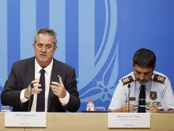 El conseller de Interior, Joaquim Forn, junto al mayor de los Mossos d'Esquadra El conseller de Interior, Joaquim Forn, junto al mayor de los Mossos d'Esquadra