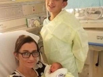 Ashly, con su recién nacido y su hijo de 10 años, que fue su matrona