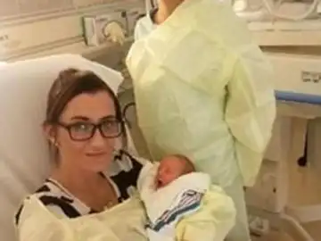 Ashly, con su recién nacido y su hijo de 10 años, que fue su matrona Ashly, con su recién nacido y su hijo de 10 años, que fue su matrona