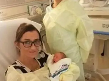 Ashly, con su recién nacido y su hijo de 10 años, que fue su matrona Ashly, con su recién nacido y su hijo de 10 años, que fue su matrona