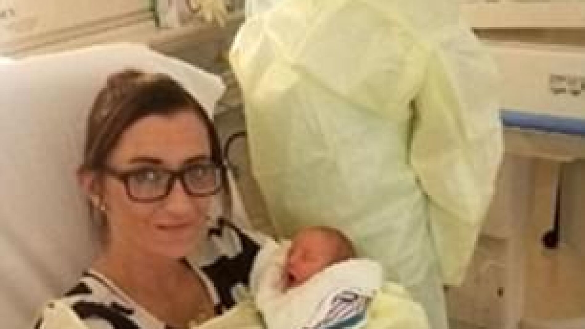 Ashly, con su reci&eacute;n nacido y su hijo de 10 a&ntilde;os, que fue su matrona