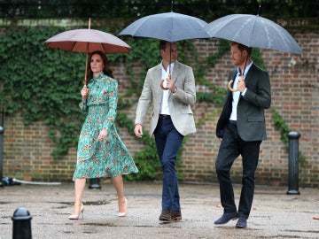 Guillermo de Inglaterra, Kate Middelton y el príncipe Harry en el homenaje de Diana de Gales Guillermo de Inglaterra, Kate Middelton y el príncipe Harry en el homenaje de Diana de Gales