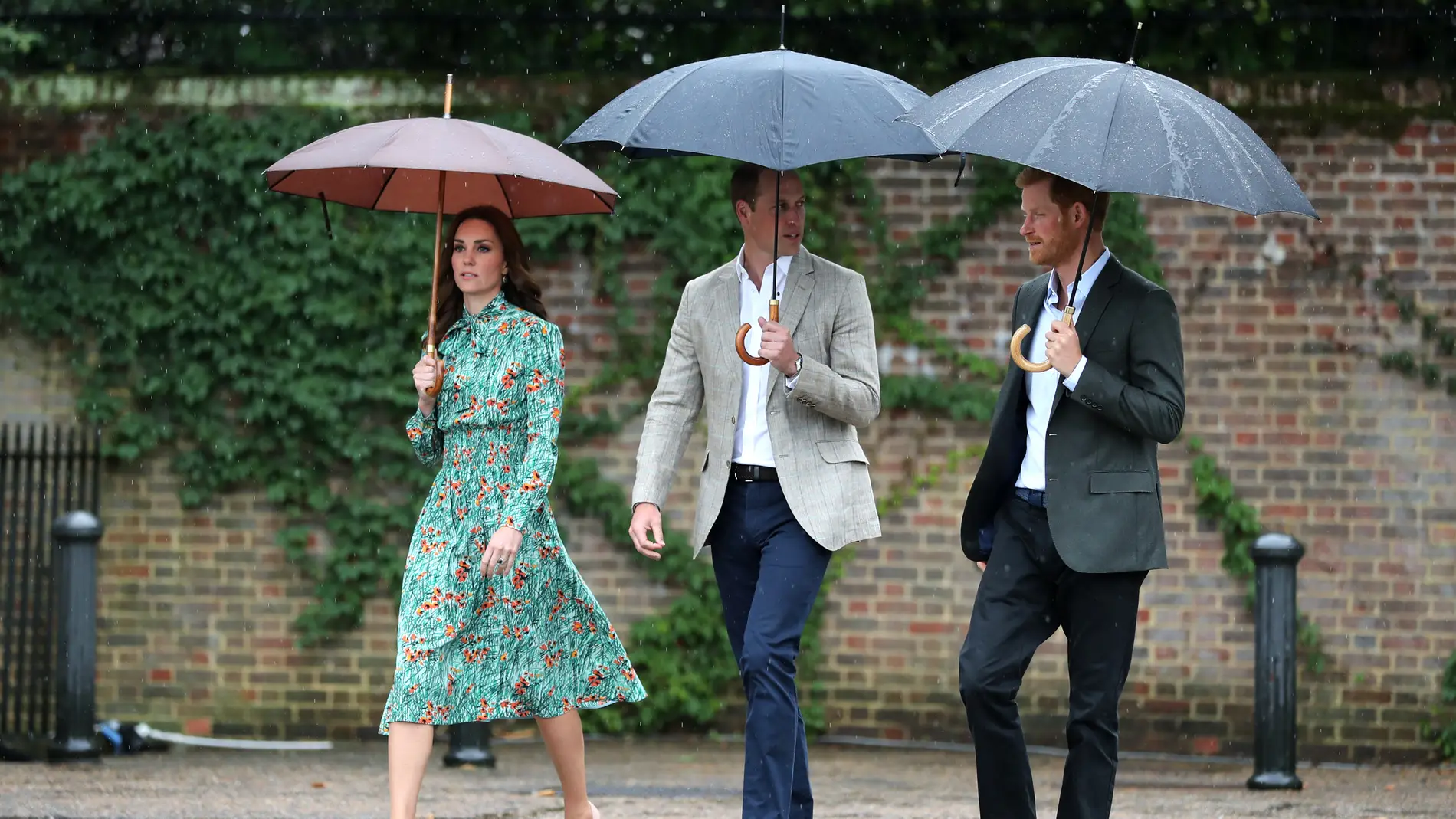 Guillermo de Inglaterra, Kate Middelton y el príncipe Harry en el homenaje de Diana de Gales 