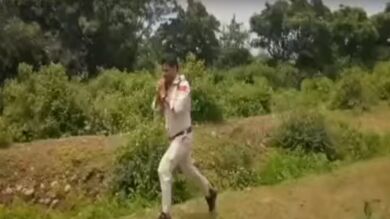 Un policía indio corre cargado con una bomba durante un kilómetro para salvar a 400 niños