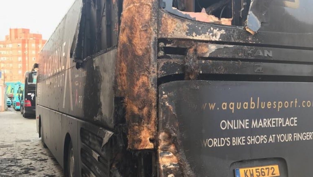 Así apareció el autobús del Aqua Blue Sport