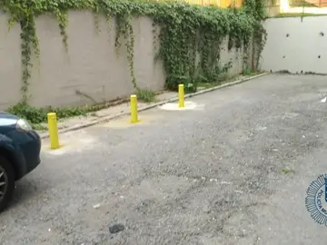 Los bolardos, pintados de amarillo Los bolardos, pintados de amarillo
