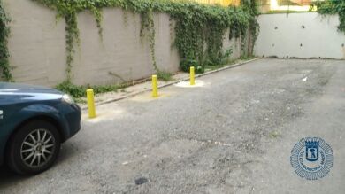 Un hombre roba tres bolardos del Ayuntamiento y los coloca frente a su local para que no aparquen los vecinos