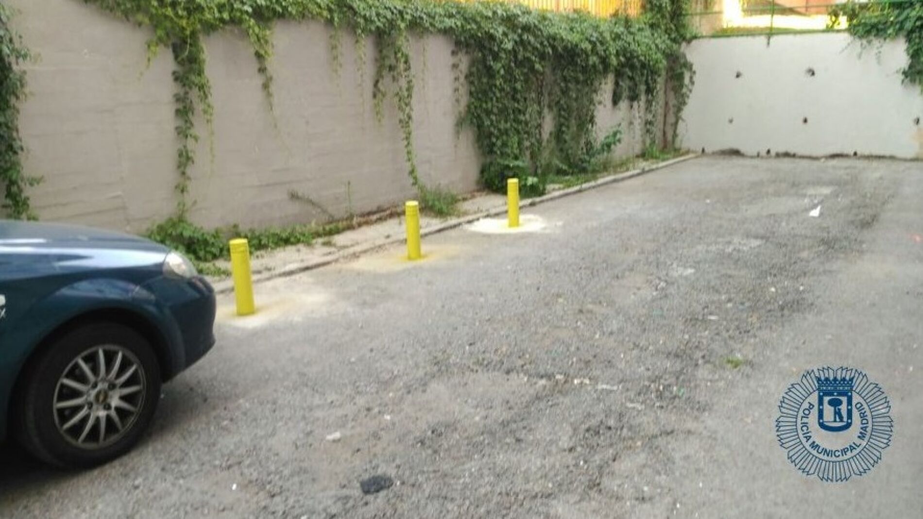 Los bolardos, pintados de amarillo