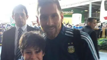 Messi posa con el pequeño en Montevideo Messi posa con el pequeño en Montevideo