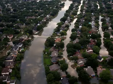 Casas parcialmente sumergidas en las aguas por las inundaciones causadas por la tormenta tropical Harvey en el noroeste de Houston, Texas Casas parcialmente sumergidas en las aguas por las inundaciones causadas por la tormenta tropical Harvey en el noroeste de Houston, Texas