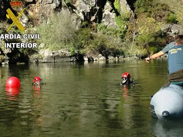 La Guardia Civil trabajando en las aguas donde se han encontrado los restos La Guardia Civil trabajando en las aguas donde se han encontrado los restos