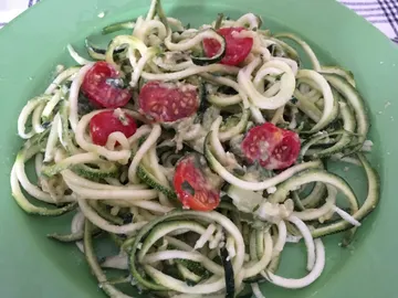 Espaguetis de calabacín con salsa de pesto. Ñami. Espaguetis de calabacín con salsa de pesto. Ñami.