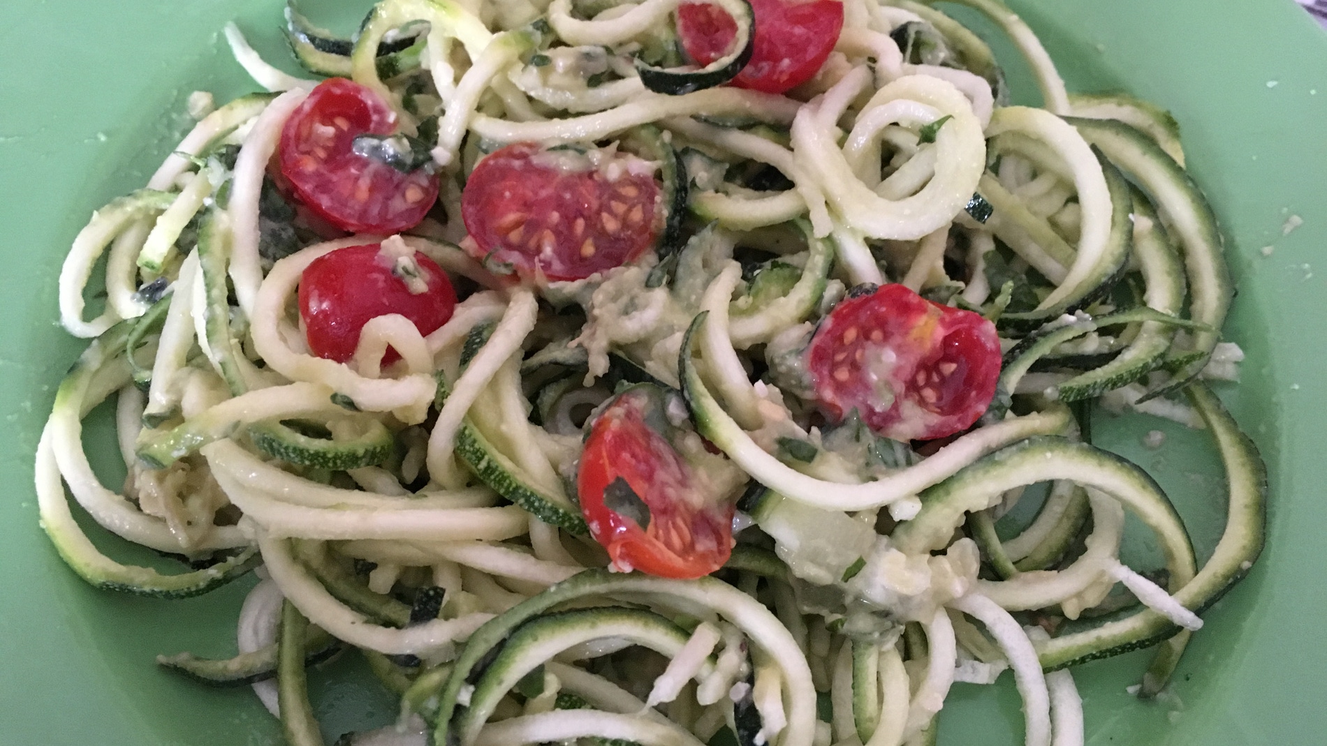 Espaguetis de calabacín con salsa de pesto. Ñami.