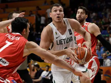Jonas Maciulis intenta penetrar a canasta ante la defensa de Pachulia Jonas Maciulis intenta penetrar a canasta ante la defensa de Pachulia