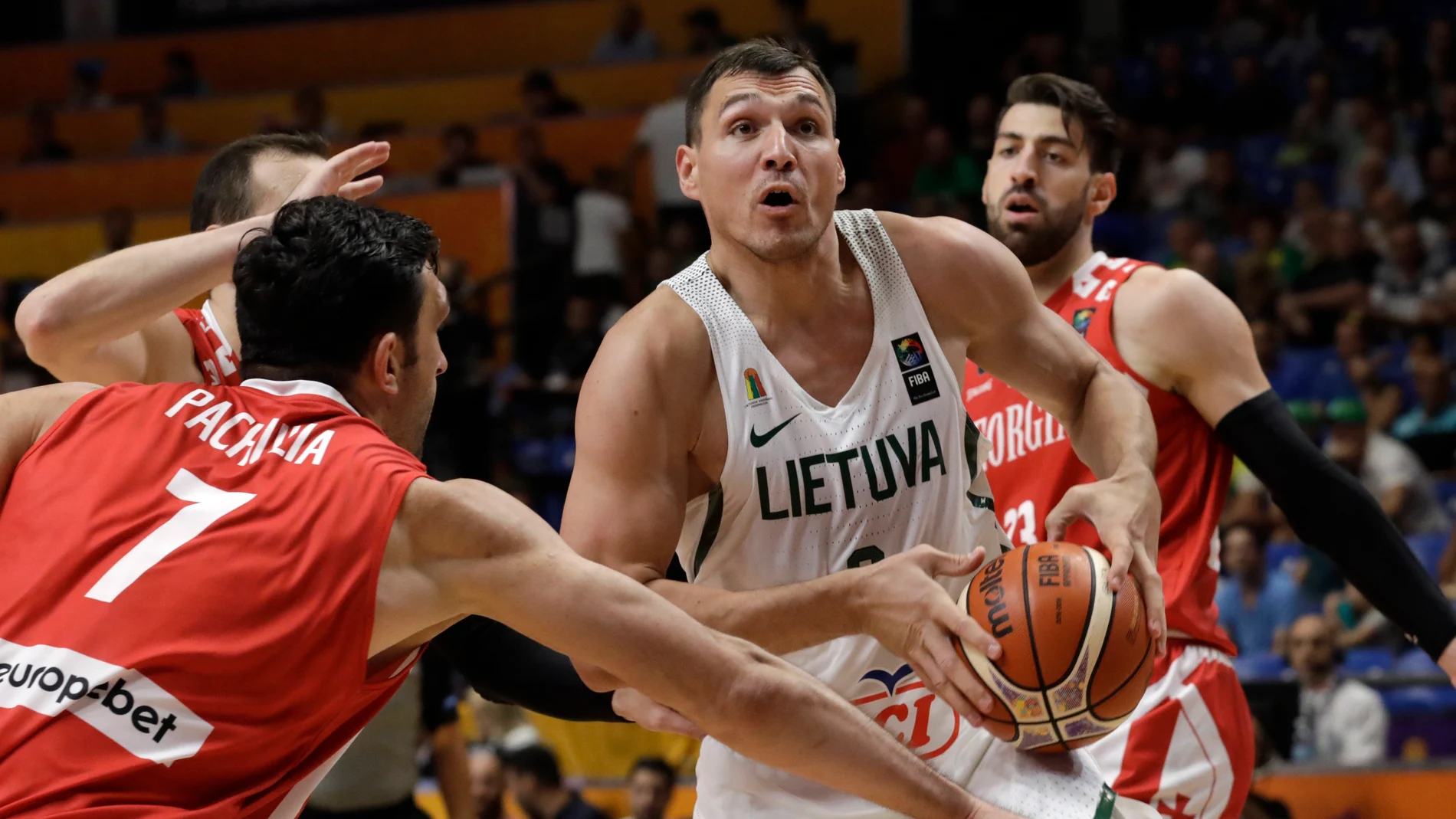 Jonas Maciulis intenta penetrar a canasta ante la defensa de Pachulia Jonas Maciulis intenta penetrar a canasta ante la defensa de Pachulia