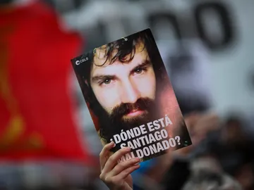 Manifestantes exigen al Gobierno esclarecer la desaparición de Santiago Maldonado Manifestantes exigen al Gobierno esclarecer la desaparición de Santiago Maldonado