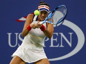 Muguruza devuelve la bola a su rival en el US Open