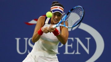 Muguruza devuelve la bola a su rival en el US Open