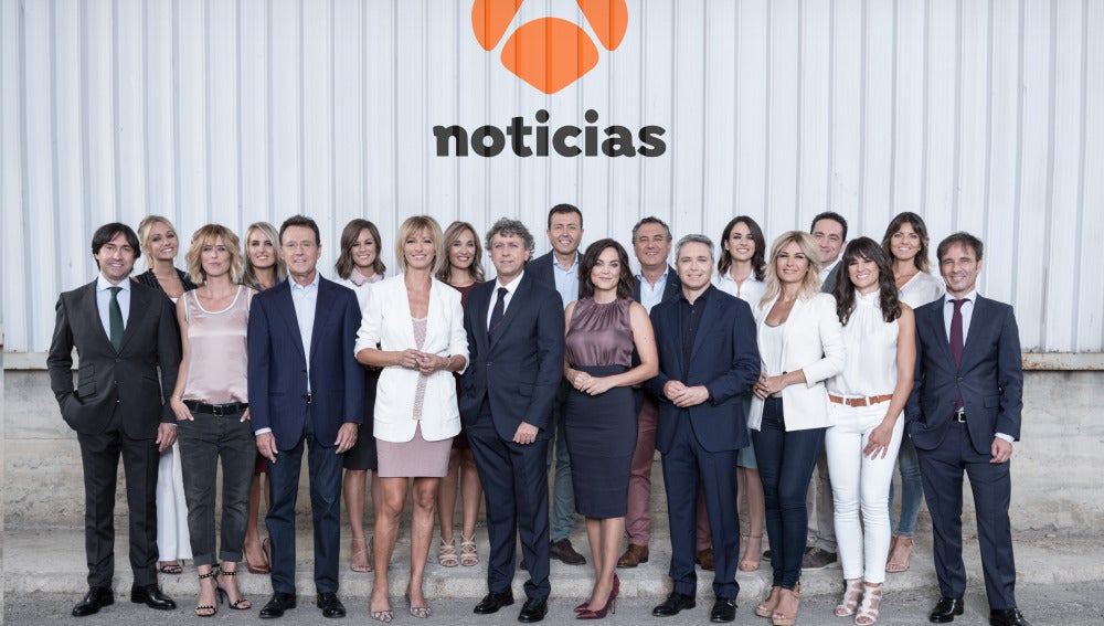 Los presentadores de Antena 3 Noticias con el director y subdirectores
