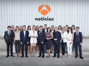 Los presentadores de Antena 3 Noticias con el director y subdirectores Los presentadores de Antena 3 Noticias con el director y subdirectores