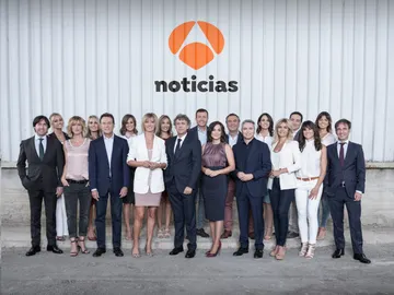 Los presentadores de Antena 3 Noticias con el director y subdirectores Los presentadores de Antena 3 Noticias con el director y subdirectores