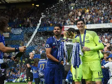 Courtois y Diego Costa posan con la Premier Courtois y Diego Costa posan con la Premier
