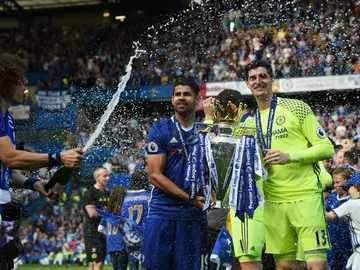 Courtois y Diego Costa posan con la Premier Courtois y Diego Costa posan con la Premier