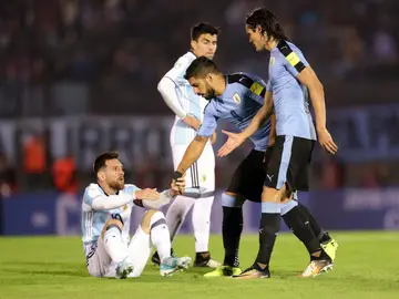 Suárez ayuda a Messi a levantarse Suárez ayuda a Messi a levantarse