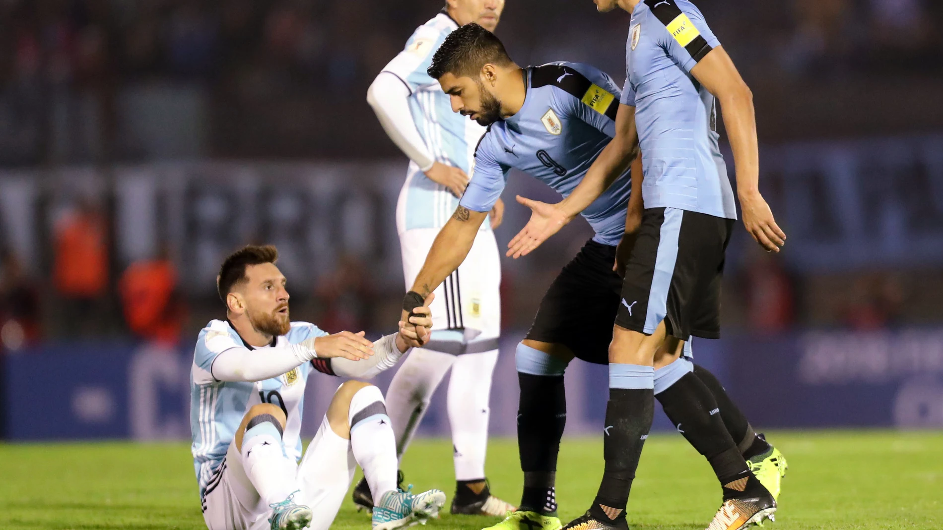 Suárez ayuda a Messi a levantarse Suárez ayuda a Messi a levantarse