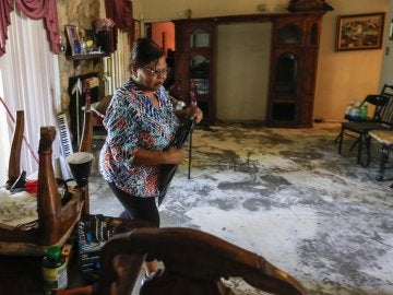 Una mujer en su casa inundada tras el paso de 'Harvey'