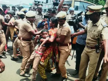 Protestas en la India por el suicidio de la joven Protestas en la India por el suicidio de la joven