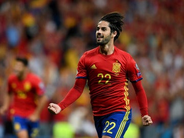 Isco celebra un gol con la selección española