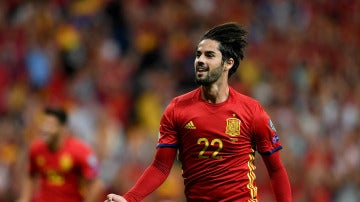 Isco celebra un gol con la selección española