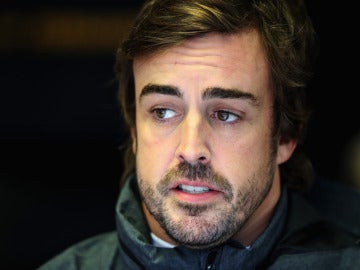 Fernando Alonso charla con los ingenieros de McLaren