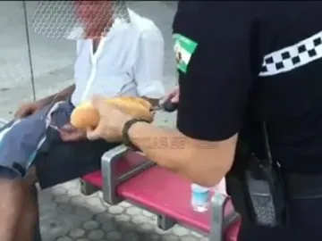 Gesto solidario de un agente Gesto solidario de un agente