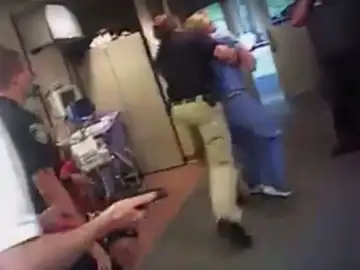El Policía deteniendo a la enfermera en un hospital de Utah El Policía deteniendo a la enfermera en un hospital de Utah