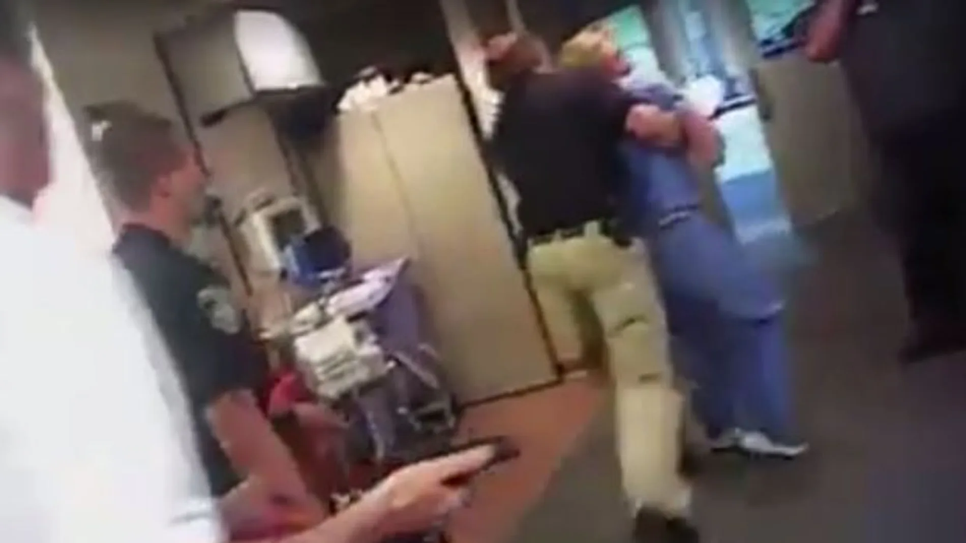 El Policía deteniendo a la enfermera en un hospital de Utah El Policía deteniendo a la enfermera en un hospital de Utah